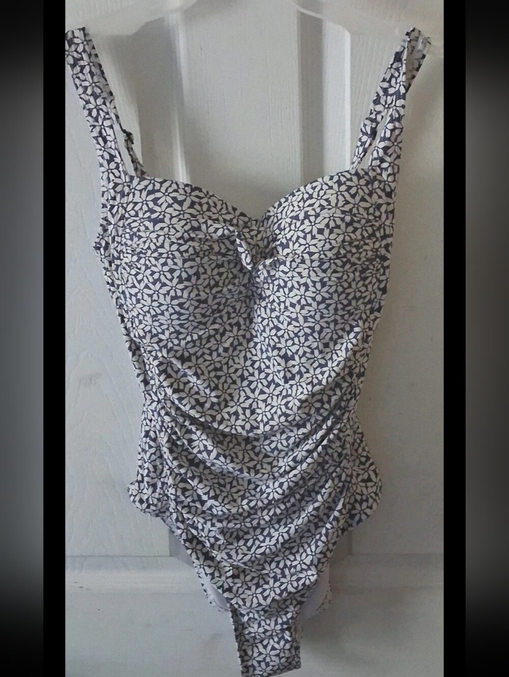 Nip Tuck Swimwear Women’s Navy Blue/White Size 4 Ruched Built-in Bra Swimsuit